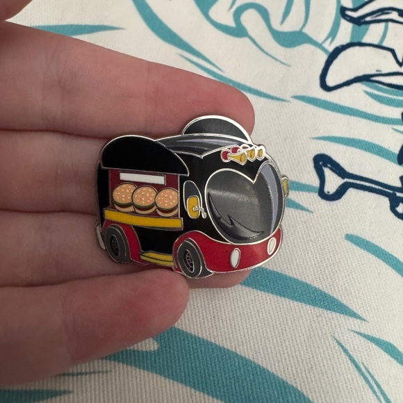 Disney Parks Mystery Pin - Mickey Mouse Food Truck - Picture 1 of 2